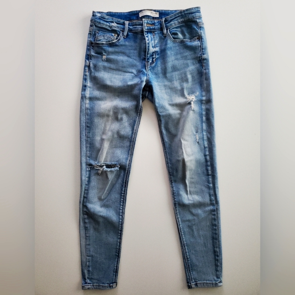 🌟 Step into Comfort and Style: Light Blue & White Cropped Jeans 👖